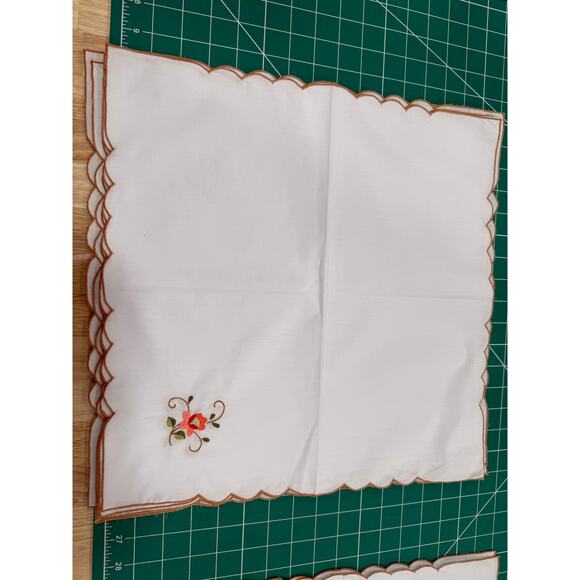 Vintage Scalloped Embroidered Napkins Set of 8 French Country Grandmillennial - Picture 3 of 12